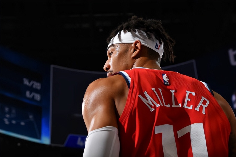 季前赛期间, 三分线外 季前赛期间, 三分线外